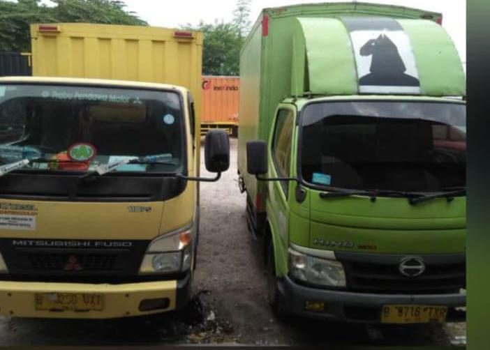 Dua truk CDE di pool