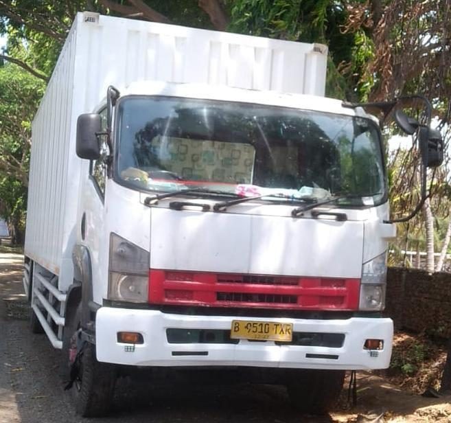 Truk box putih